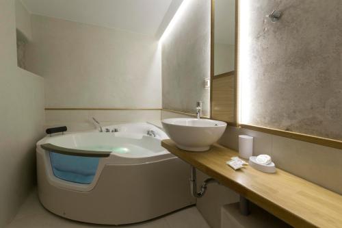 A bathroom at Evans House II
