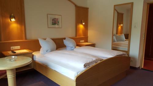 Una cama o camas en una habitación de Gästehaus Wallner