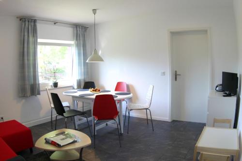 - un salon avec une table et des chaises dans l'établissement Schwalbennest Ferienvermietung Arendholz, à Hüde