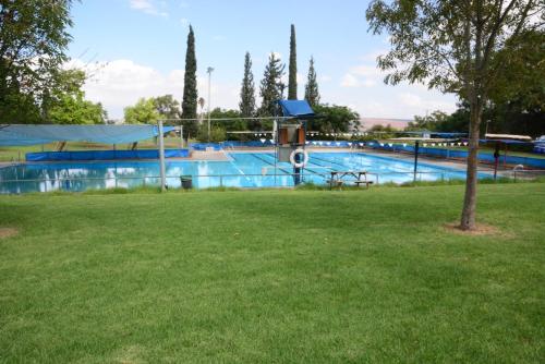 Swimming pool sa o malapit sa Bait Alfa Kibbutz Country Lodging