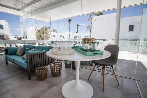 un soggiorno con tavolo e divano di Guinate Club Apartamentos a Puerto del Carmen