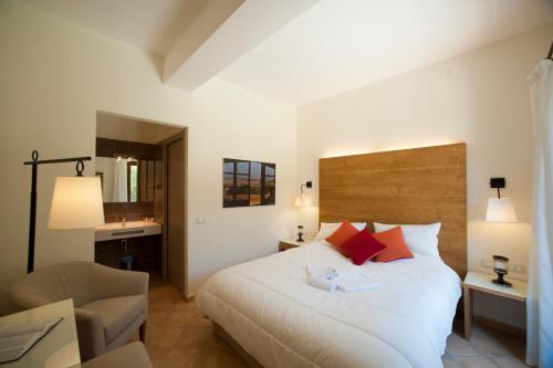 Santa NinfaにあるFeudo Del Biviereのベッドルーム1室(ベッド1台、デスク、椅子付)