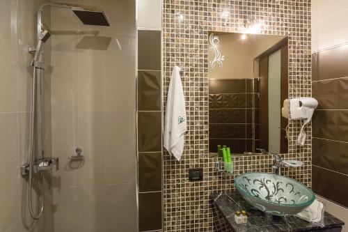  Green Palace Hotel -  Chambre  photo :   Minibar    Shower    Safety deposit box                           