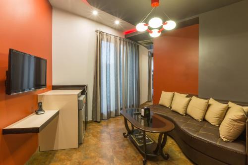  Green Palace Hotel -  Chambre  photo :   Minibar    Shower    Safety deposit box                           