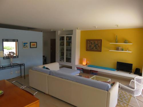 a living room with a couch and a tv at Casa azul in Charneca