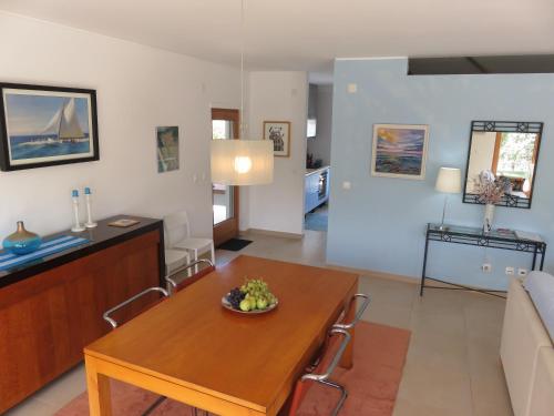 a living room with a table and a couch at Casa azul in Charneca