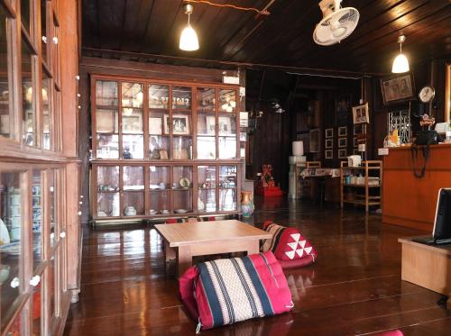 a living room with a table and a table sidx sidx sidx at Boobpha Resort in Amphawa