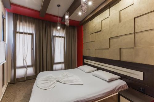  Green Palace Hotel -  Chambre  photo :   Minibar    Shower    Safety deposit box                           