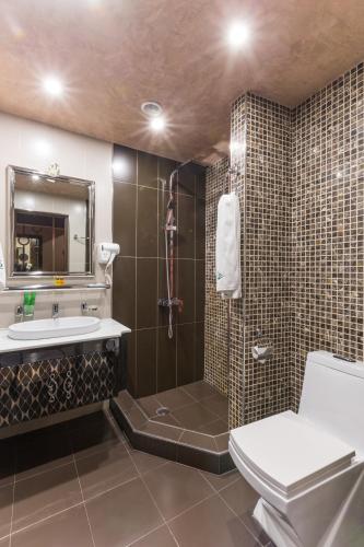  Green Palace Hotel -  Chambre  photo :   Minibar    Shower    Safety deposit box                           