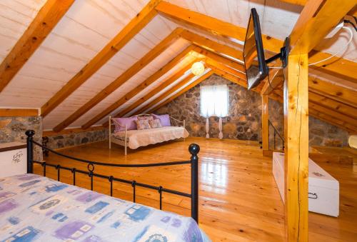 ein Schlafzimmer mit einem Bett im Dachgeschoss in der Unterkunft Holiday Home Vlatka in Lozovac
