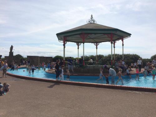 um grupo de pessoas brincando em um parque aquático em Sweet Suites Lytham em Lytham St Annes
