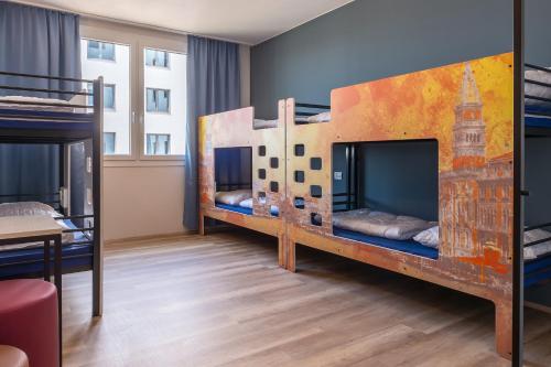 Poschodová posteľ alebo postele v izbe v ubytovaní a&o Hostel Venezia Mestre
