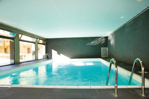- une grande piscine dans un bâtiment dans l'établissement Lagrange Vacances Le Pic de l'Ours, à Font-Romeu
