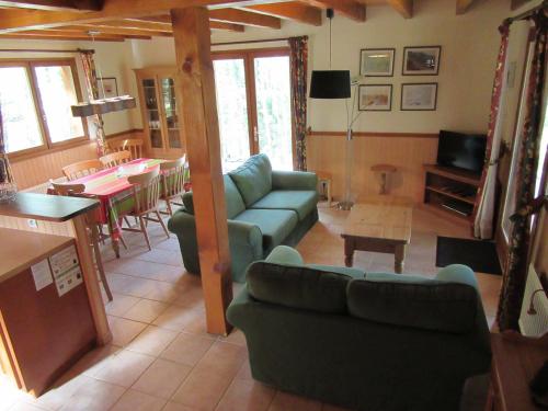 Un lugar para sentarse en Cozy chalet in the woods of the beautiful Dordogne