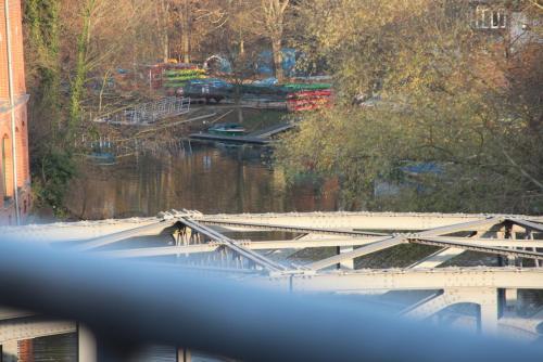 vistas a un puente sobre un cuerpo de agua en Apartment am Fluss/Park en Leipzig