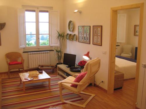 un soggiorno con camera con letto e scrivania di Garden Lodge a Chiavari