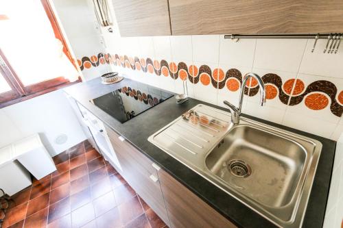 una cucina con lavandino e piano di lavoro di Casa Bonita a Sanremo
