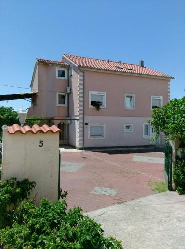 Apartments Sarađen