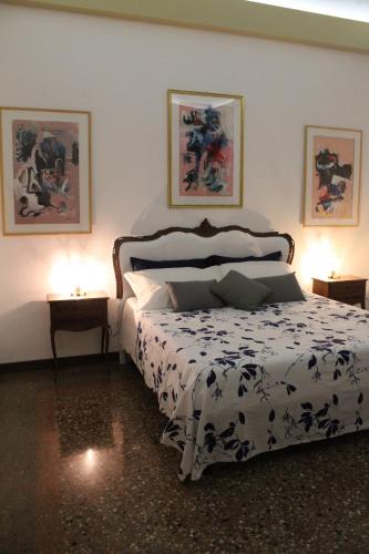 een slaapkamer met een bed met een zwart-wit dekbed bij Rooms H Ercolani in Bologna