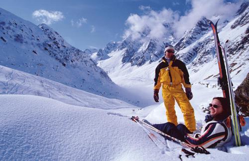 a man and a woman in the snow with skis at Résidence Azureva Piau Engaly in Aragnouet