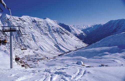 a snow covered mountain with a view of a valley at Résidence Azureva Piau Engaly in Aragnouet