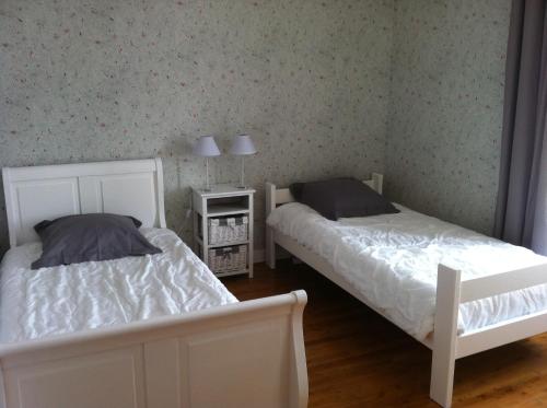 2 camas en una habitación con 2 camas sidx sidx sidx en Petite escale Vivonnoise, en Vivonne