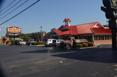 a store with cars parked in a parking lot at River Place Inn in Pigeon Forge