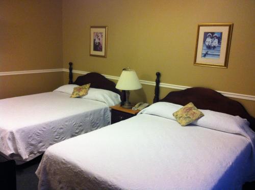 Llit o llits en una habitació de Lynwood Inn