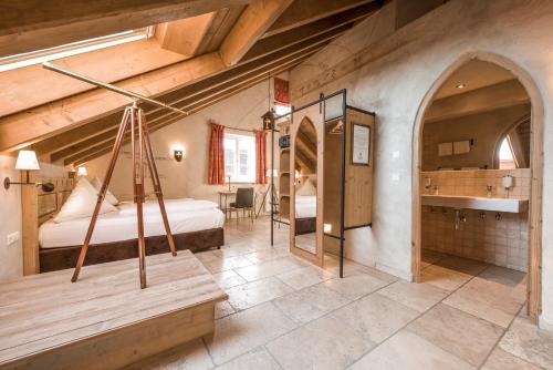 a bedroom with a bed and a desk in a room at Hotel Arthus in Aulendorf