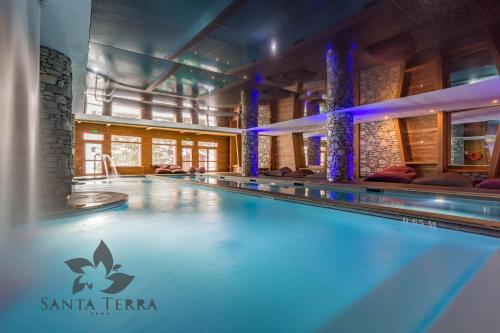 - une piscine dans un hôtel à l'éclairage violet dans l'établissement Résidence Santa Terra, à Tignes