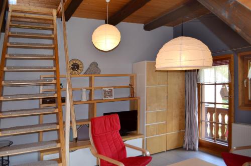 Habitación con cama elevada, escritorio y TV. en Ferienwohnungen Sternenthal, en Menzenschwand