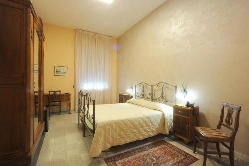 ラティーナにあるAlbergo Bellavistaのベッドルーム1室(ベッド1台、椅子、テーブル付)