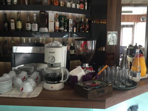 um balcão de cozinha com um liquidificador numa prateleira em Milano Hotel em Burgas