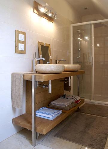 une salle de bain avec un lavabo et une douche dans l'établissement La plage a pied, à Plouhinec