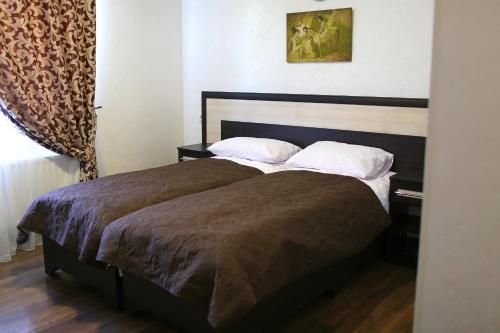 カームヤネツィ・ポジーリシクィイにあるAstarta Innのベッドルーム1室(大型ベッド1台、枕2つ付)