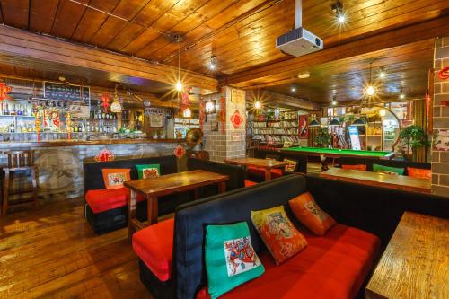 um restaurante com sofás e um bar com mesa de bilhar em Ancient City International Youth Hostel em Xi'an