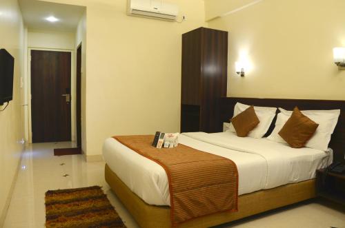 een slaapkamer met een groot bed in een kamer bij Hotel GreenLand-Elegant in Kolhapur