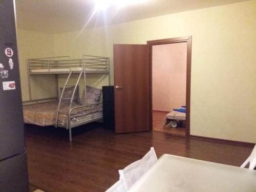 モスクワにあるУно Эстейт ищите в поисковикеの二段ベッド2台とドアが備わる客室です。