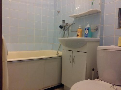 モスクワにあるУно Эстейт ищите в поисковикеのバスルーム(洗面台、トイレ、バスタブ付)