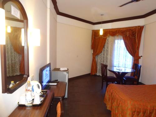 Una cama o camas en una habitación de Manuelsons Malabar Palace