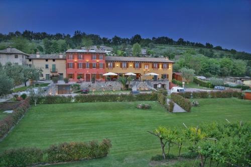 a large house with a green yard in front of it at La Zerla in Bardolino