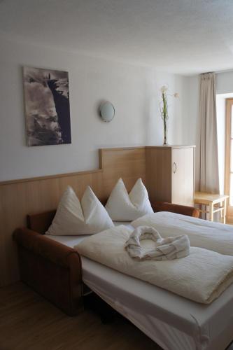 Tempat tidur dalam kamar di Ferienhaus Staudacher