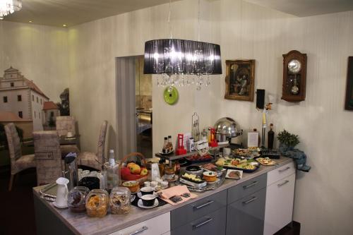 Eine Küchentheke mit einem Haufen Essen drauf. in der Unterkunft Boulevardhotel Sängerstadt - alle Zimmer klimatisiert in Finsterwalde