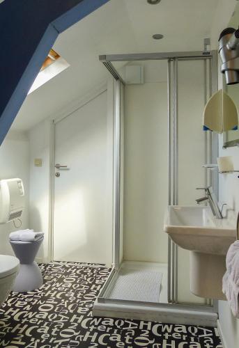 une salle de bains avec douche, toilettes et lavabo dans l'établissement B&B E48, à Bruges