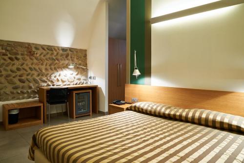 a hotel room with a bed and a television at San Rocco Hotel in Scanzorosciate
