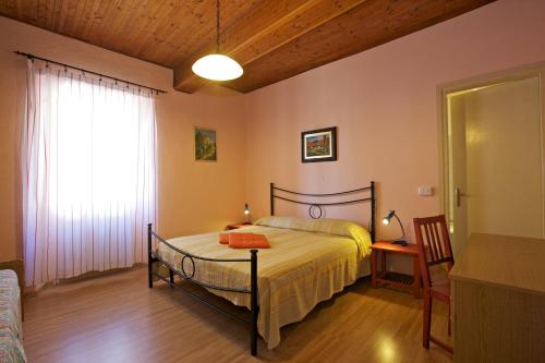 マッカーニョ・スペリオーレにあるVa Pensieroのベッドルーム(ベッド1台、窓付)
