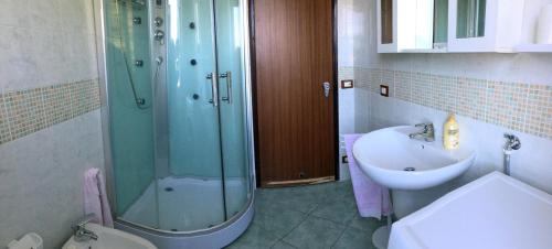 y baño con ducha y lavamanos. en Casa Mariarosa, en Maccagno Inferiore