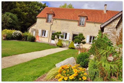 Κήπος έξω από το B&B le bourg d'Aunou, petit déjeuner compris