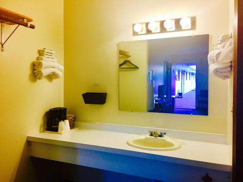 un baño con lavabo y espejo en Rock City Motel, en Minneapolis