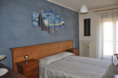 アオスタにあるAppartamento Ninoのベッドルーム1室(ベッド1台付)